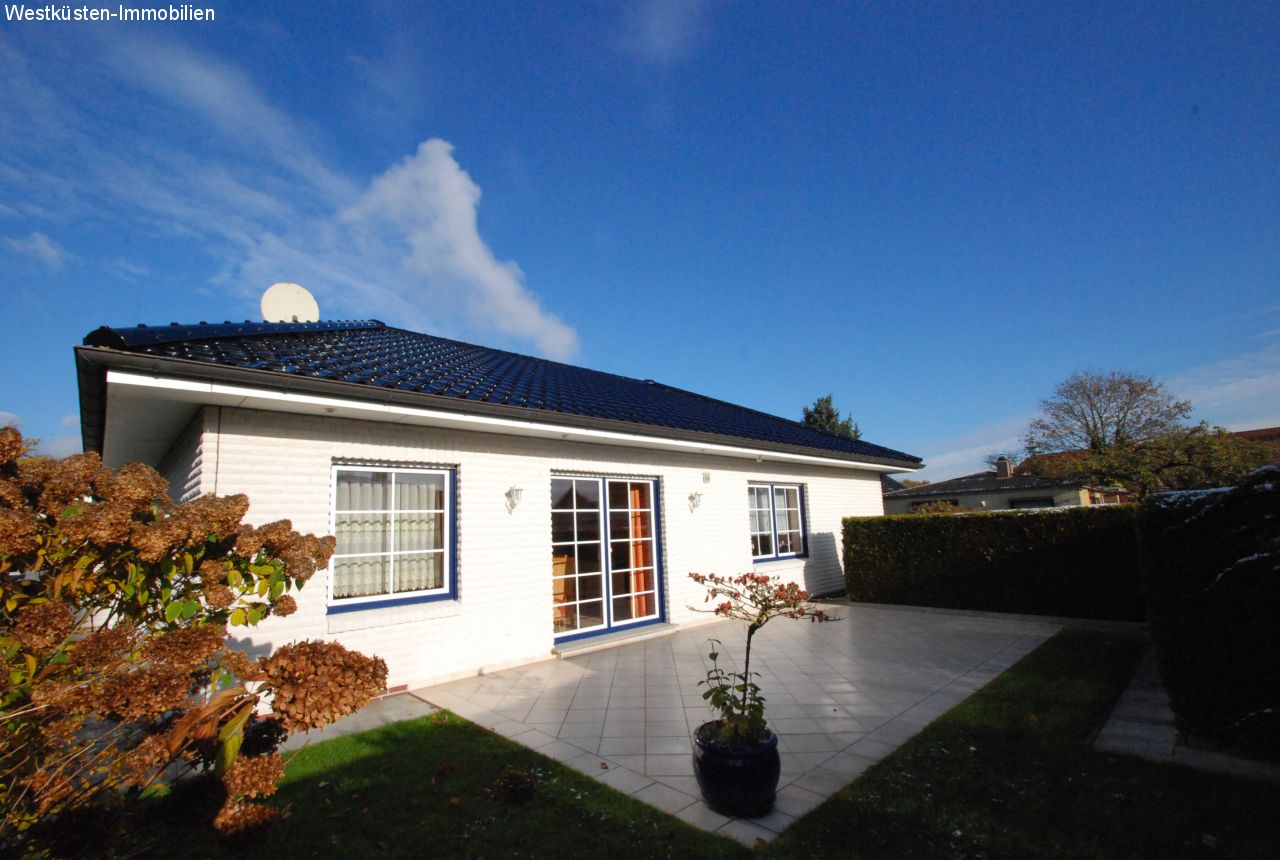 Heide: Ebenerdig Wohnen - Der elegante Walmdachbungalow in bevorzugter Lage! 