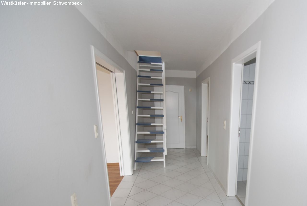 Flur EG mit Raumspartreppe