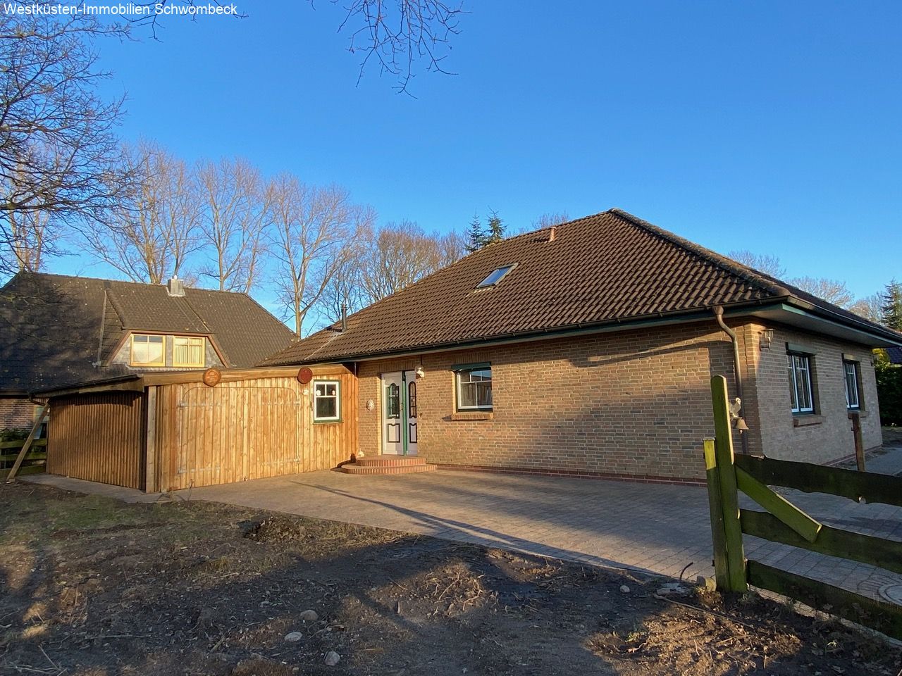 Delve: Verkauft! - Schöner Walmdachbungalow in ruhiger Ortsrandlage an der Eider! 