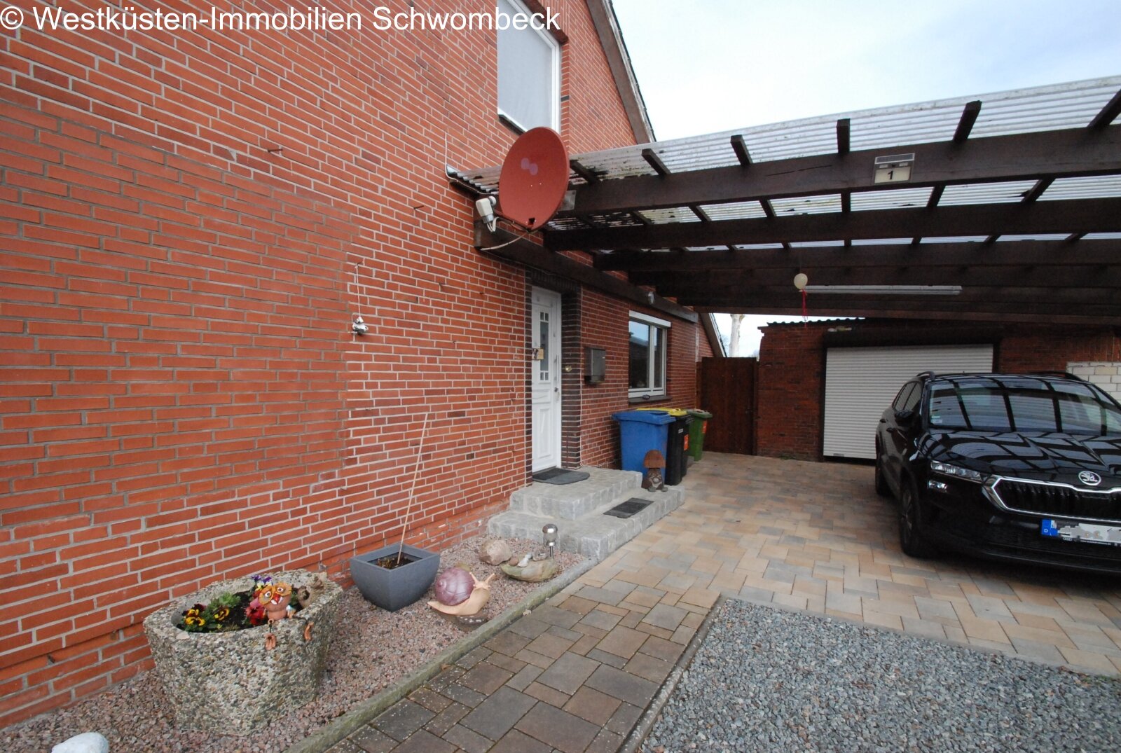 Blick auf Carport und Garage