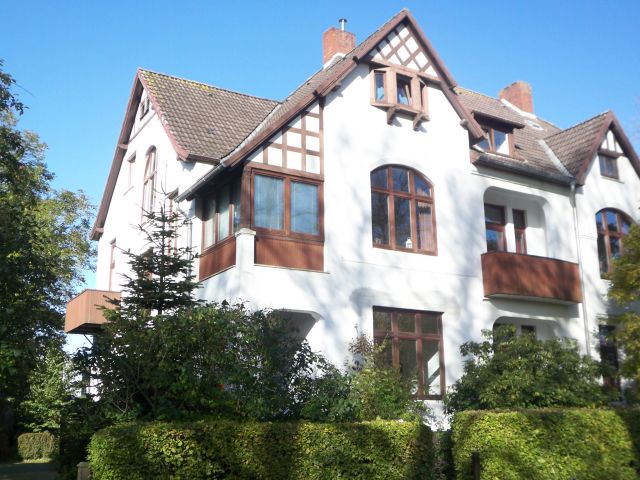 Heide: Die elegante, sanierte Altbauwohnung in Jugendstilvilla! 