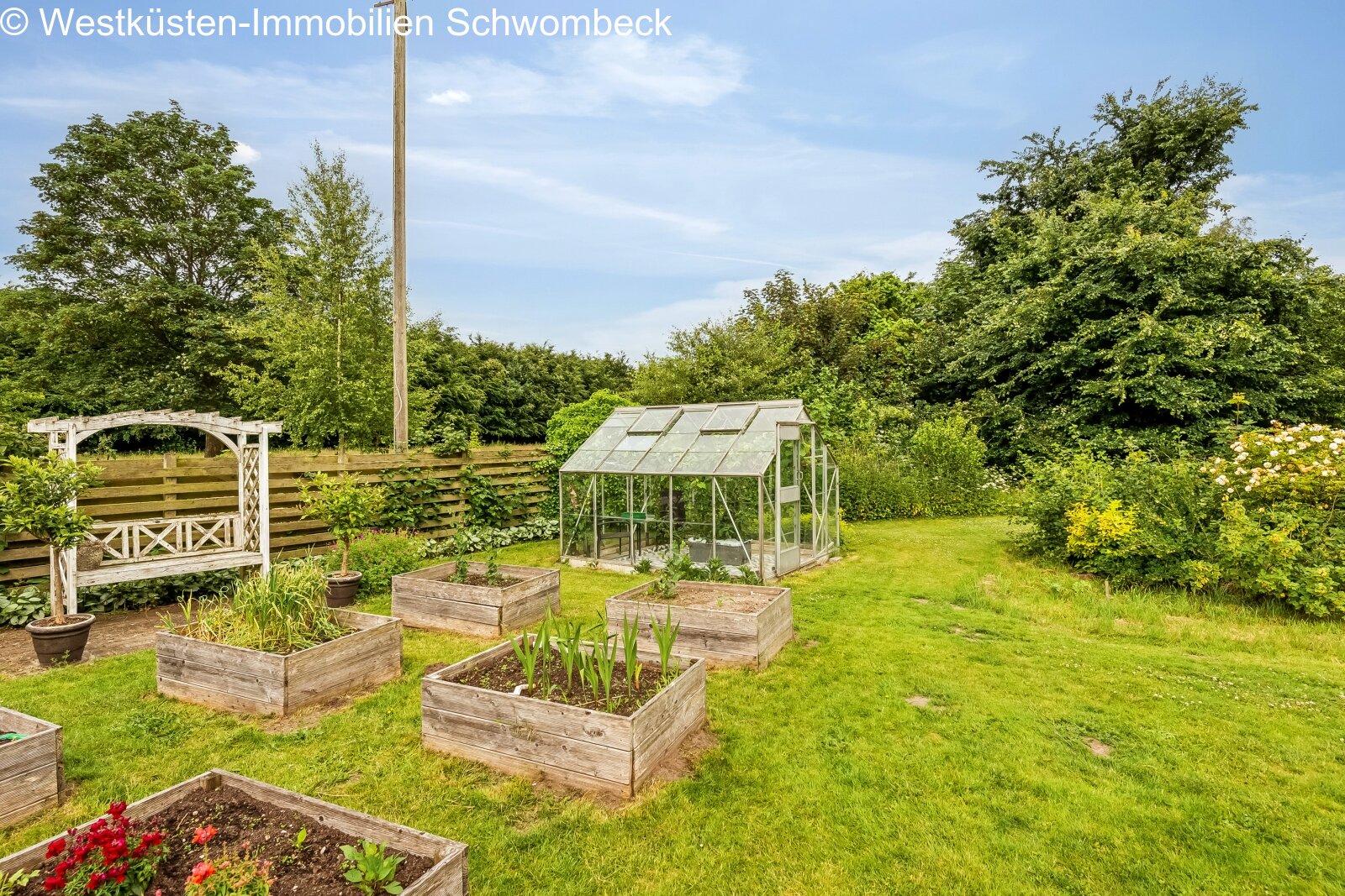 Nutzgarten mit Gewächshaus
