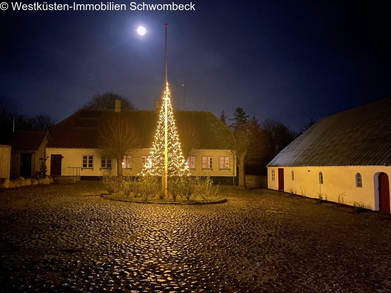 Hofansicht bei Nacht