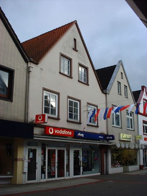 Heide: Die helle, renovierte 3-Zimmer-Dachgeschosswohnung im Herzen der City! 