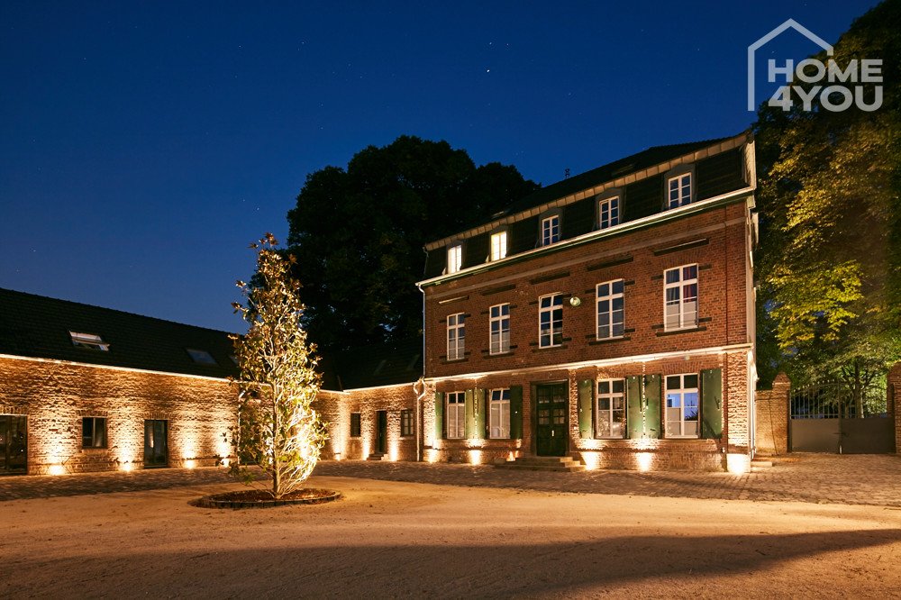 Köln: LOFT im luxuriös sanierten Gutshof, 165 qm, 4 SZ, Bad, WC, Einbauküche, Garten&Terrassen, Tiefgarage  Köln: LOFT im luxuriös sanierten Gutshof, 165 qm, 4 SZ, Bad, WC, Einbauküche, Garten&Terrassen, Tiefgarage