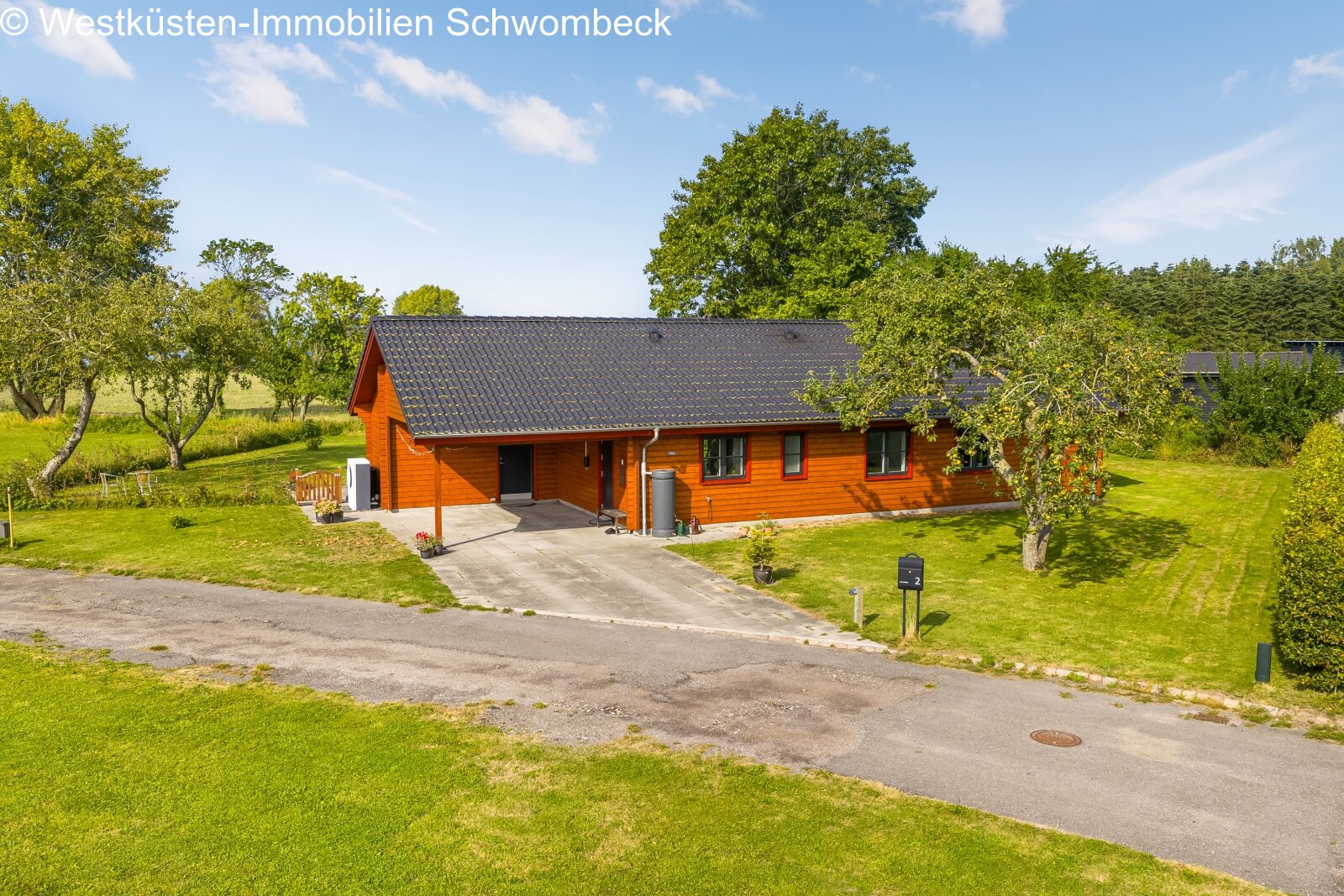 Vorderansicht mit Zufahrt Vorderansicht mit Zufahrt