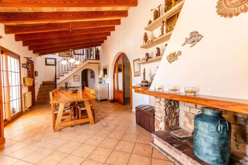 Esszimmer mit Kamin und Holzbalken Immobilien Felanitx Esszimmer mit Kamin und Holzbalken Immobilien Felanitx