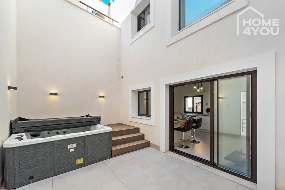Felanitx: Hochwertiges Neubau-Stadthaus in Felanitx, zentral, 98 m², 3 SZ, 2 Bäder, Terrasse, Whirlpool, Klima 