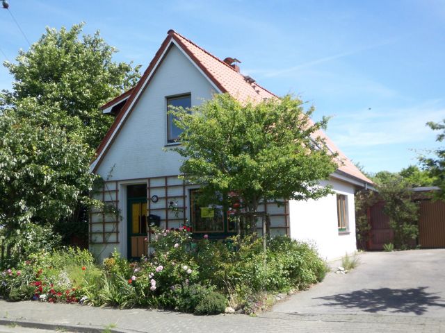 Wesselburen: Die schöne Erdgeschosswohnung für Gartenliebhaber! 