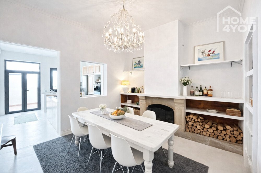 Felanitx: Modernes Stadthaus im Ibiza-Stil, hochwertig renoviert, 200 m², 4 SZ, 3 Bäder, Patio & Dachterrasse 