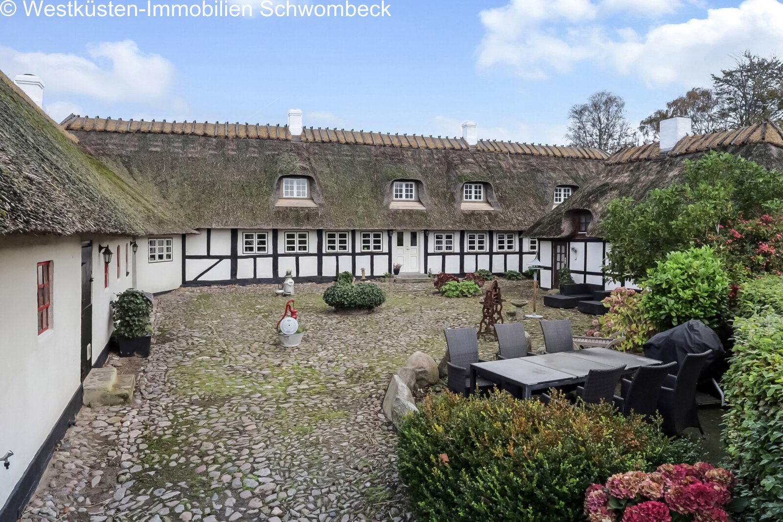 Svendborg: Wunderschöner Hof unter Reet bei Svendborg, in Alleinlage! 