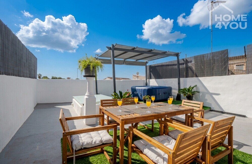 Maria De La Salut: Attraktives Stadthaus mit ETV-Lizenz für 6 Personen, 188m², 5SZ, 2 Bäder, Patio, Jaccuzzi, Terrasse 