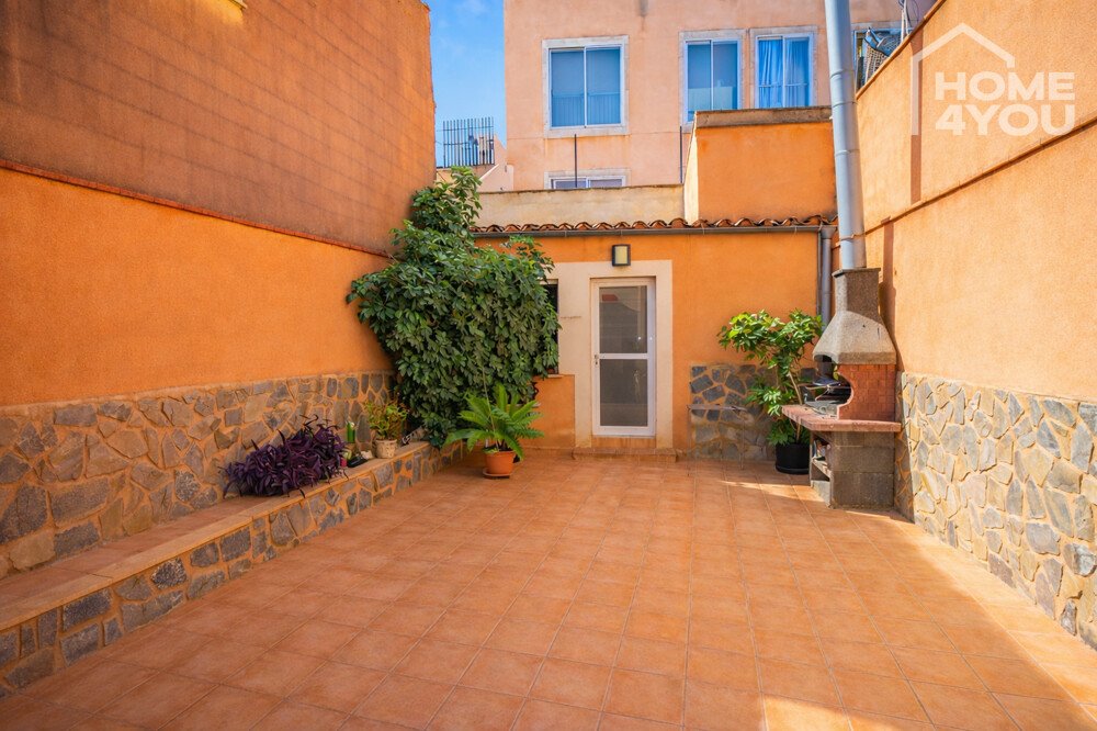 Felanitx: Großzügiges Stadthaus in Felanitx, 250m², 5 SZ, 4 Bäder, Terrassen, Garage & hochwertige Ausstattung 