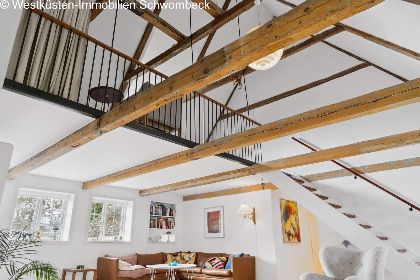 Loft-Charakter mit rustikalen Holzbalken und Mezzanin-Galerie
