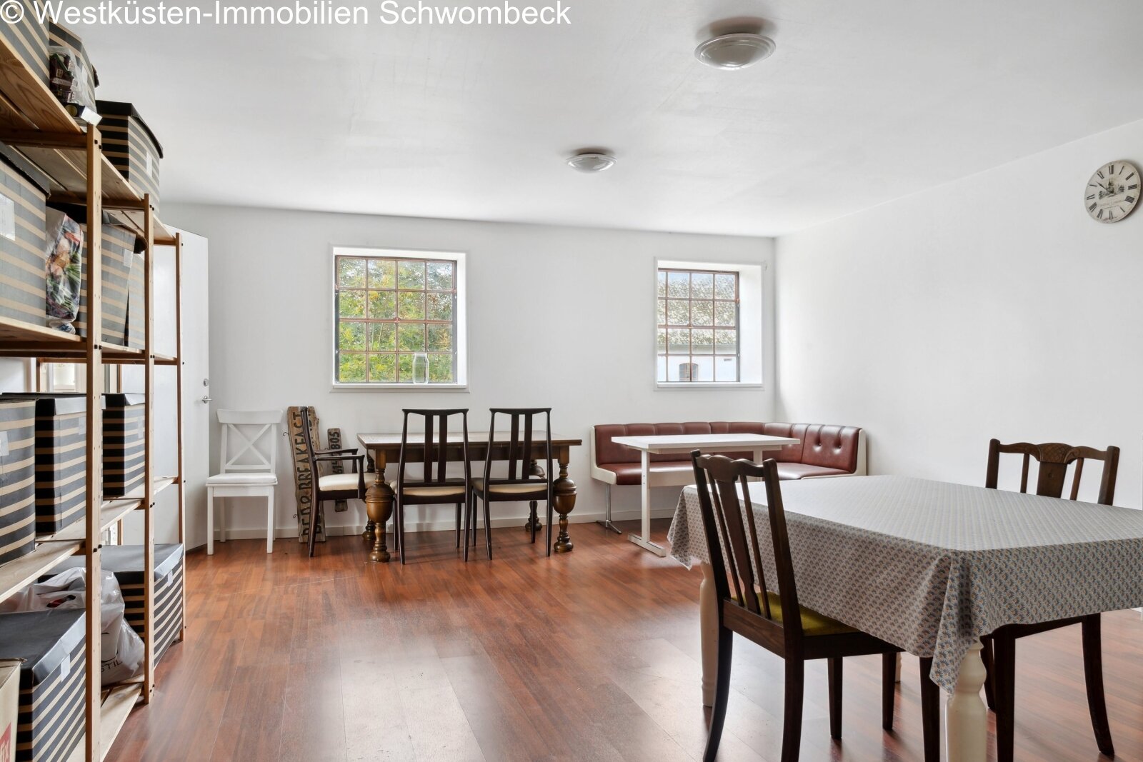 Helles Mehrzweck-Wohnzimmer mit großflächigen Fenstern und flexibler Raumnutzung