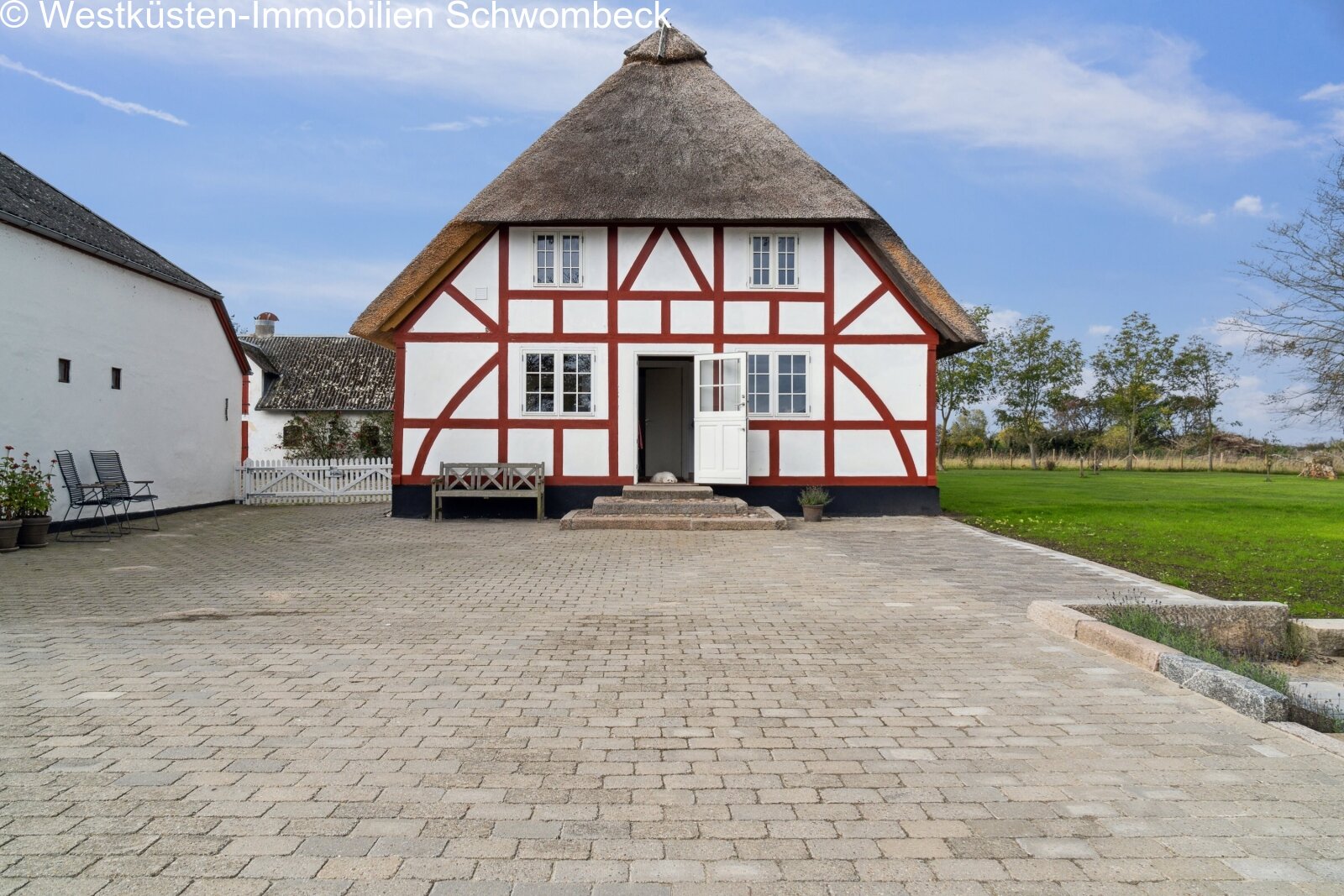 Charmantes Fachwerkhaus mit authentischer Architektur und reetgedecktem Dach
