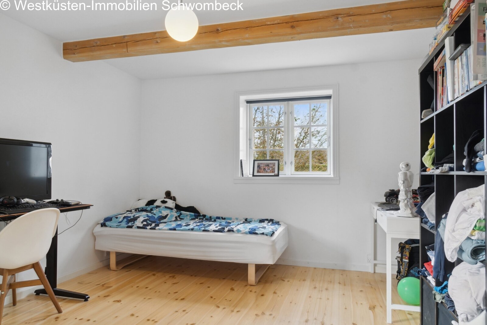 Helles Jugendzimmer mit Dachbalken und integriertem Stauraum