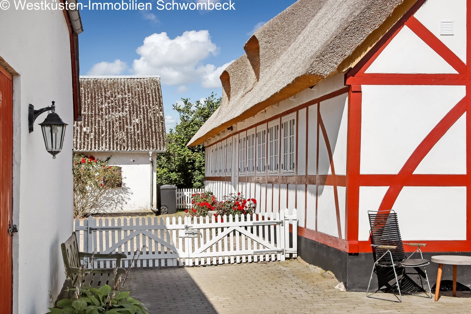 Charmanter Innenhof mit authentischem Fachwerkcharakter und Reetdachkonstruktion