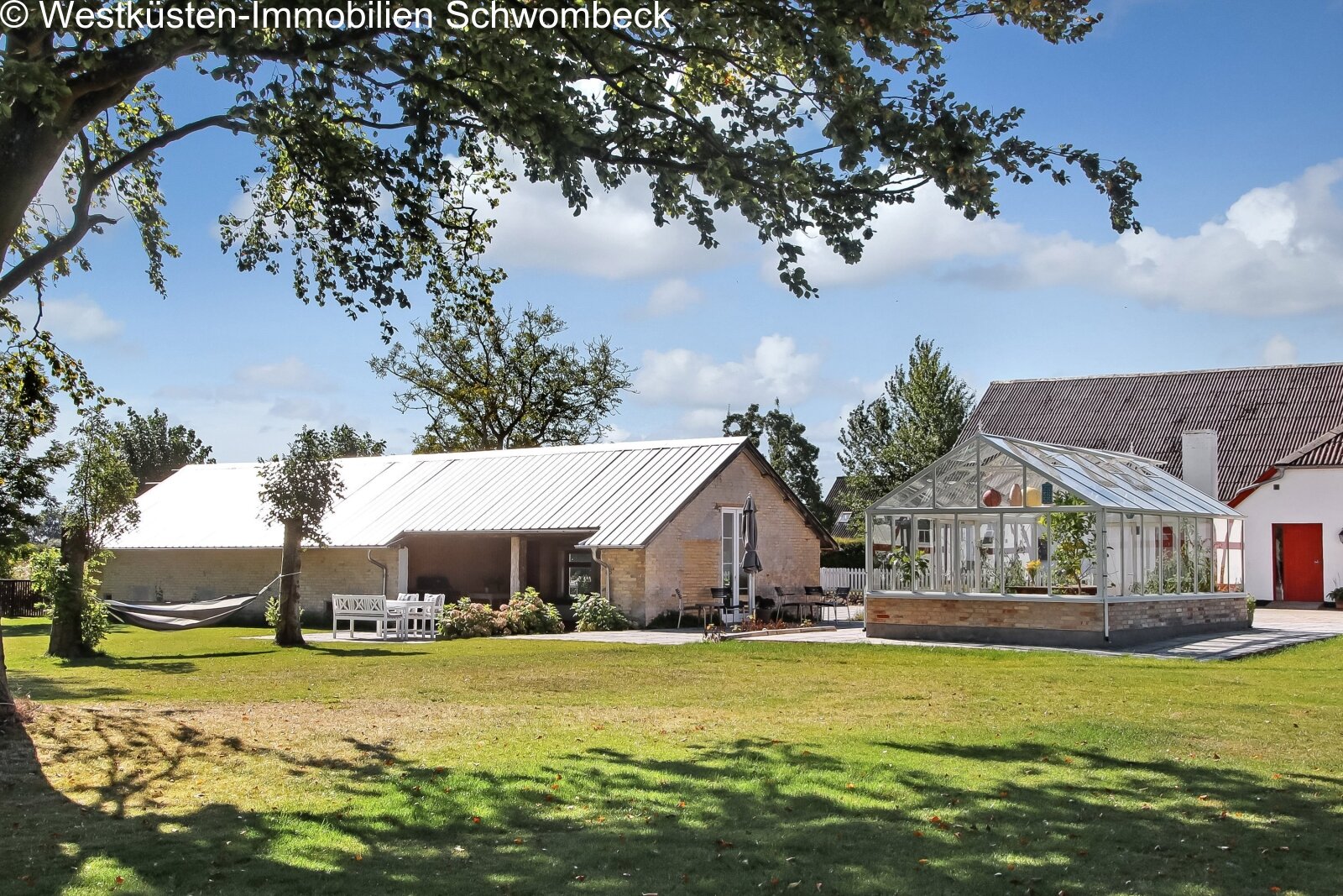 Modernes Wintergarten-Ensemble mit großflächiger Verglasung und Natursteinterrasse