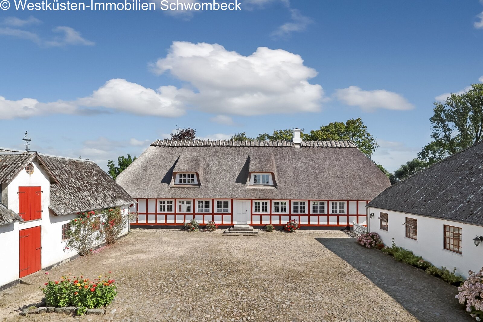 Authentisches Fachwerkensemble mit charaktervollem Reetdach und gepflastertem Innenhof
