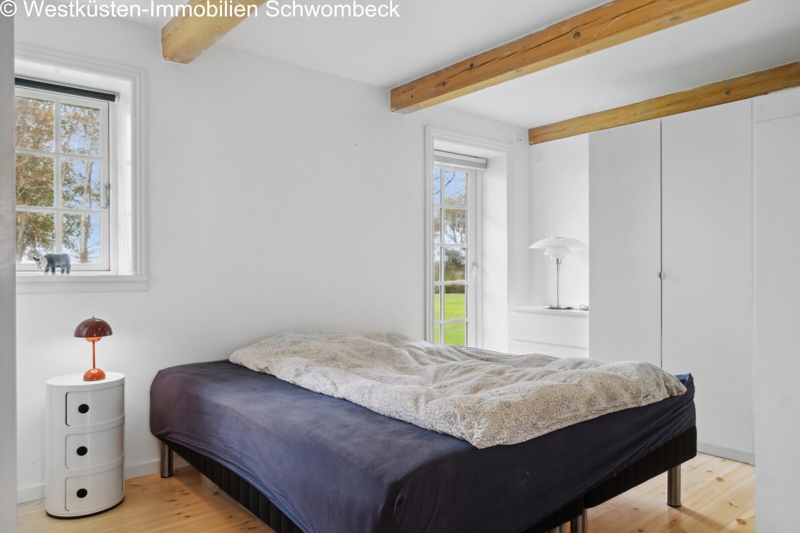 Helles Schlafzimmer mit Terrassenzugang und charaktervollen Holzbalken