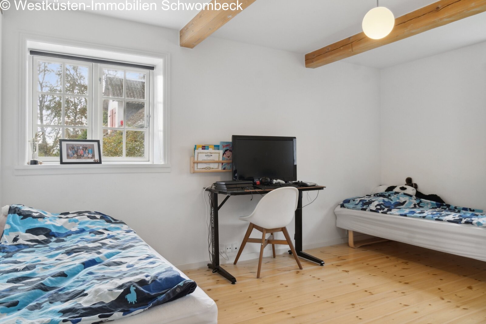 Helles Jugendzimmer mit Dachbalken, Arbeitsbereich und praktischer Raumaufteilung