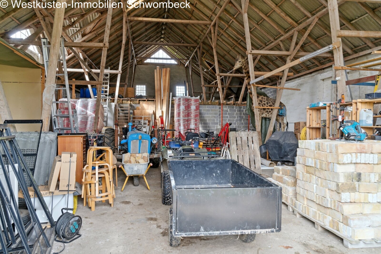 Funktionale Lagerhalle mit massiver Holzbalkendecke und vielseitigen Lagermöglichkeiten