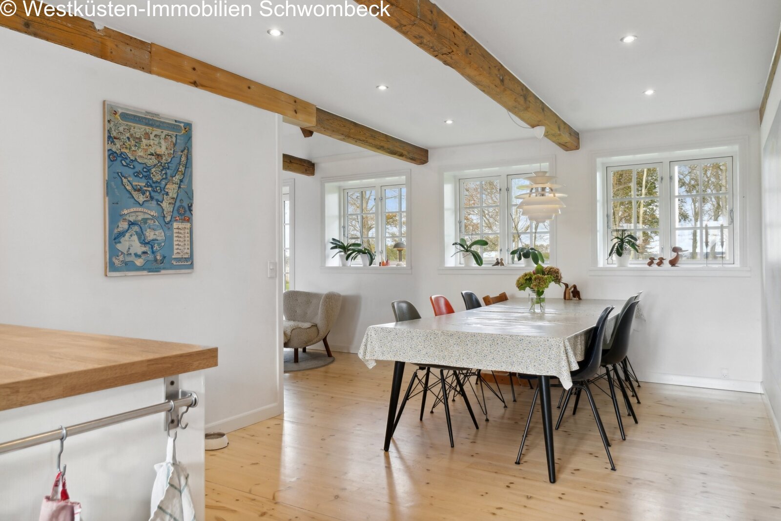 Speisezimmer mit charaktervollen Balkendecken und großflächiger Fensterfront