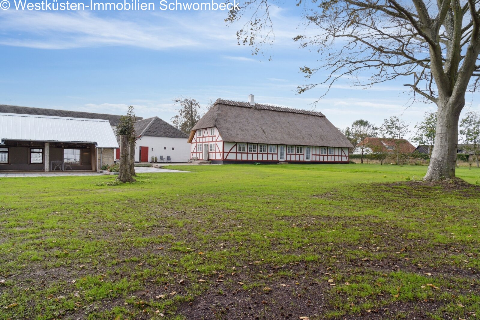 Charmantes Fachwerkensemble mit reetgedecktem Dach und weitläufigem Parkgrundstück
