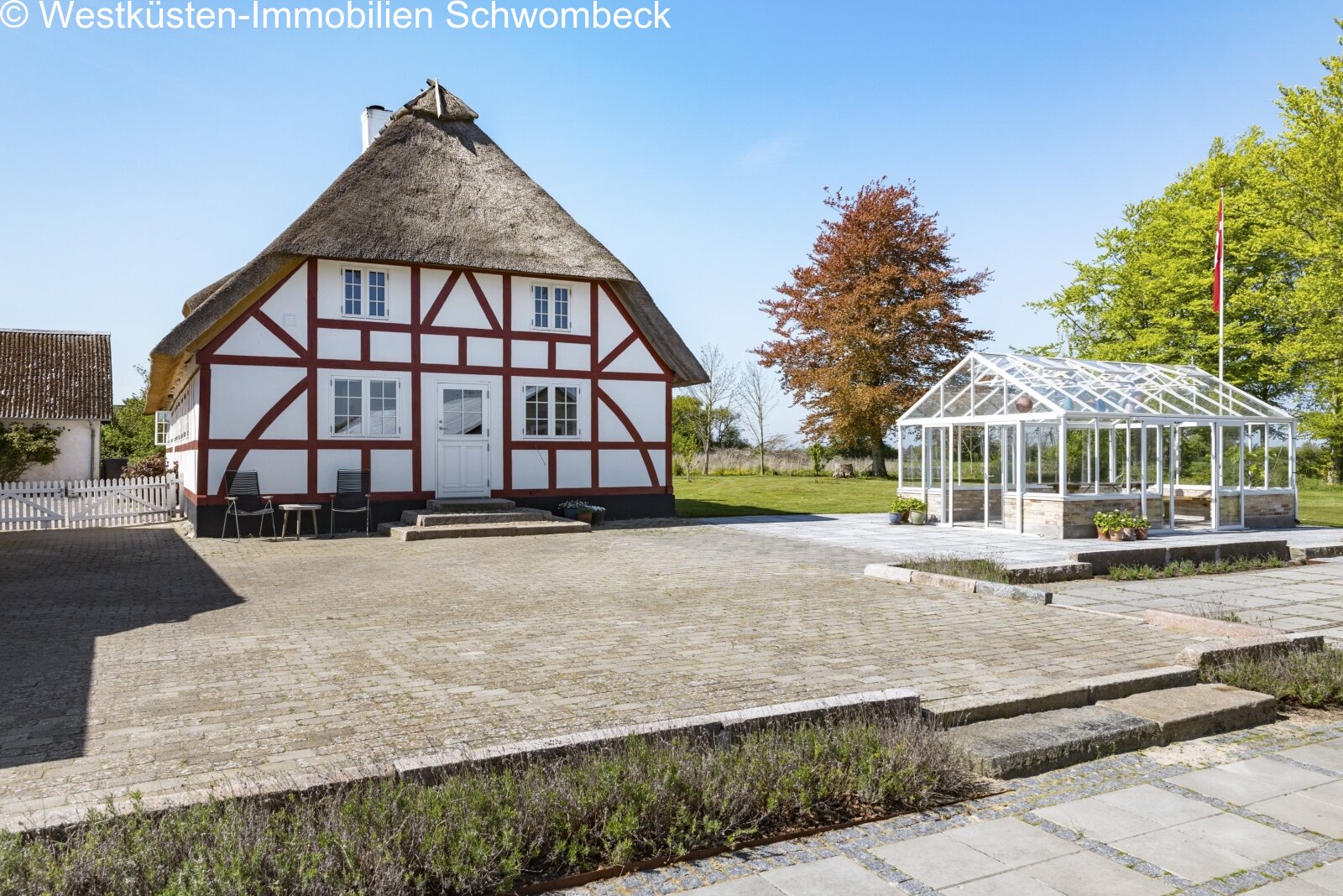 Modernes Gewächshaus mit Stahlrahmenkonstruktion und großflächiger Lichtverglasung