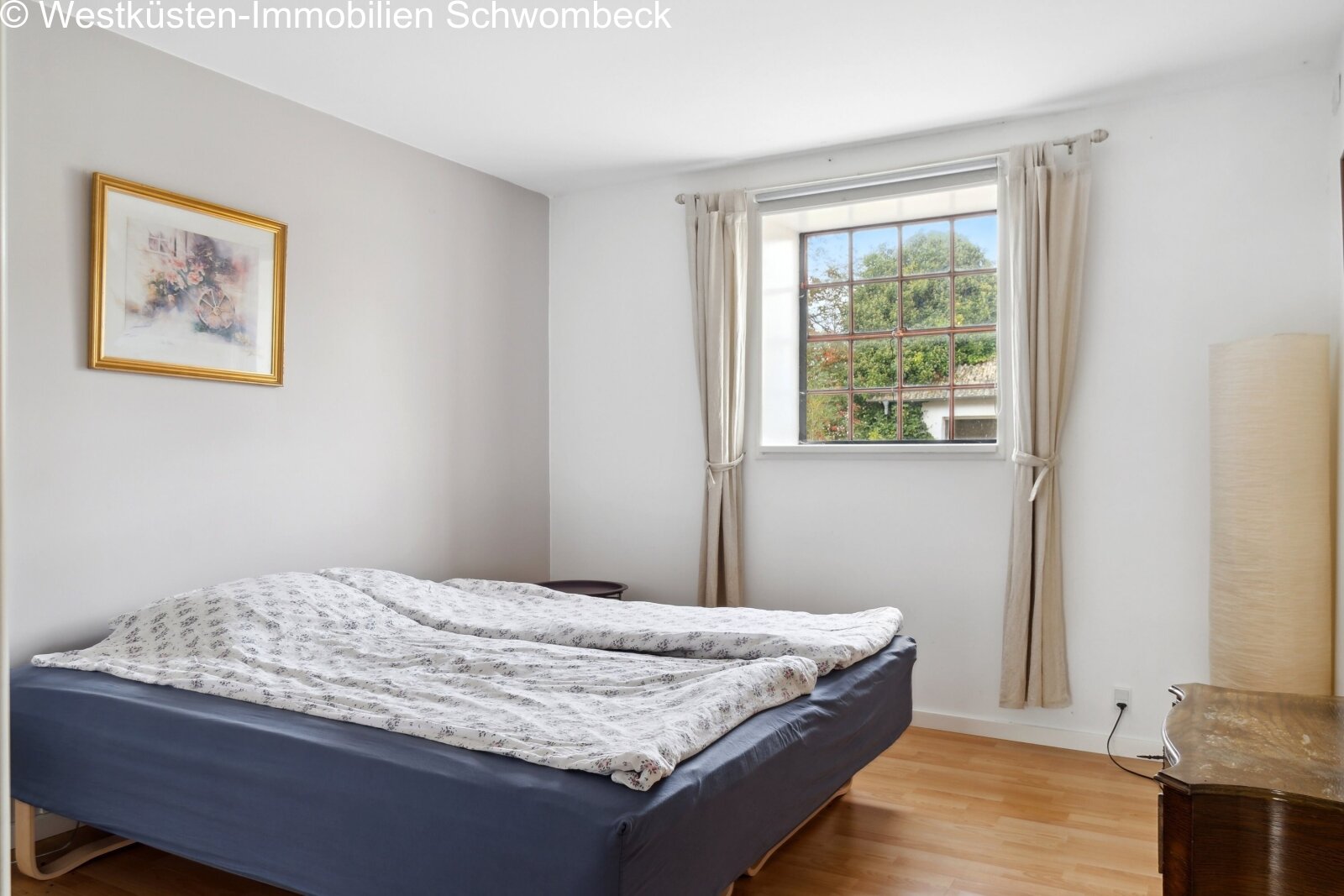 Helles Schlafzimmer mit Fensterfront und Parkettboden