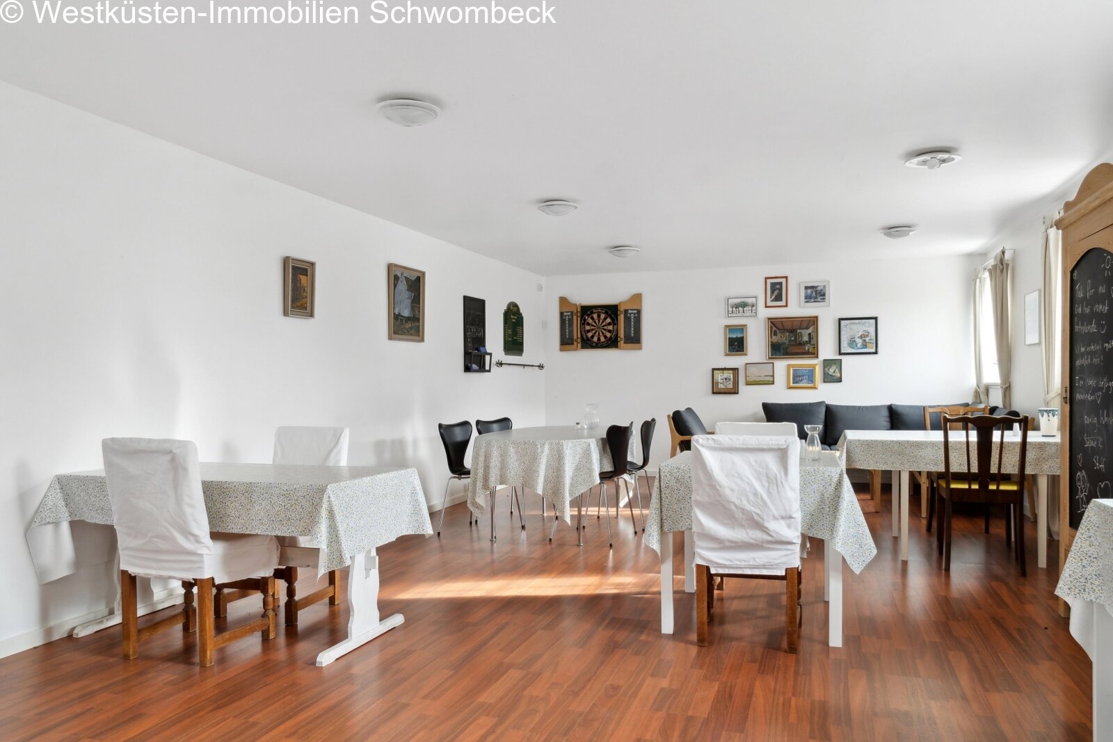 Speisebereich mit flexiblen Sitzbereichen und hoher Raumhöhe