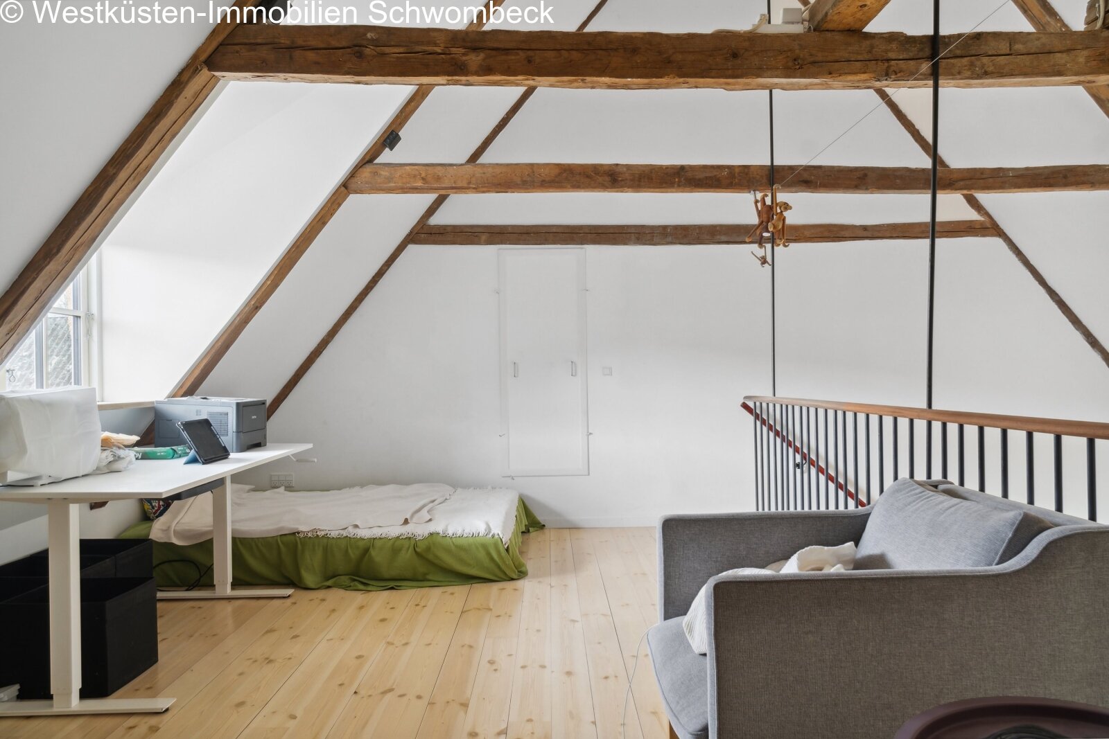 Dachgeschoss-Maisonette mit offener Raumstruktur und rustikalen Holzbalken
