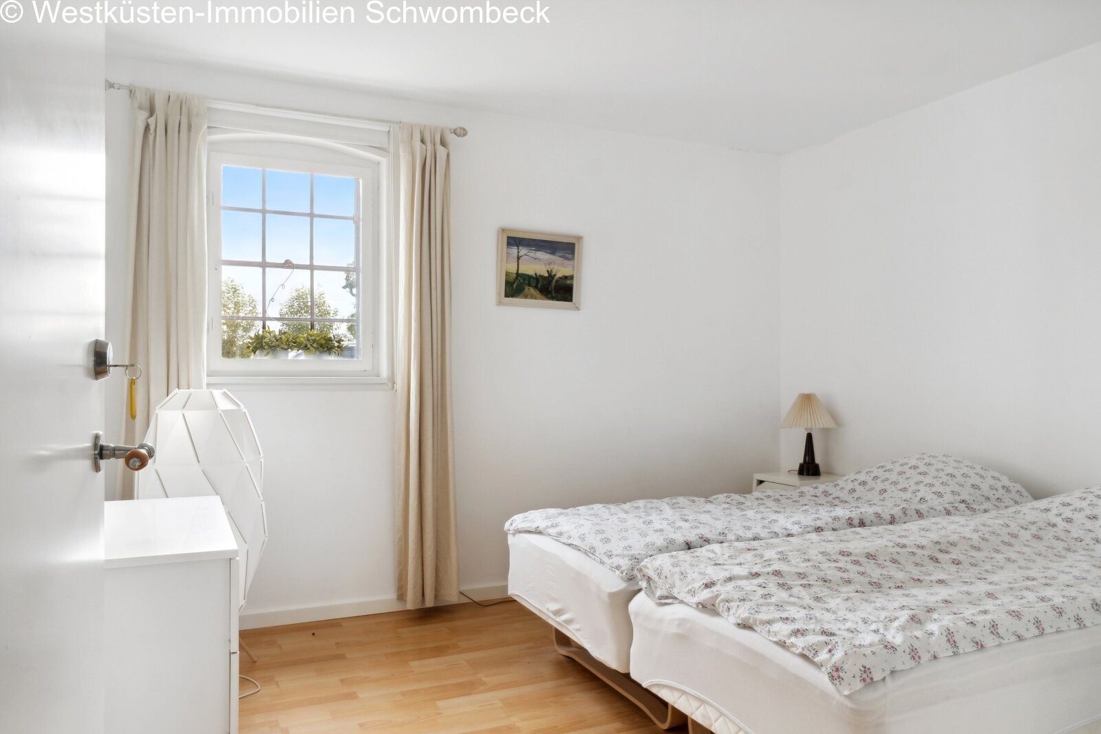 Helles Schlafzimmer mit Balkonzugang und Parkettboden