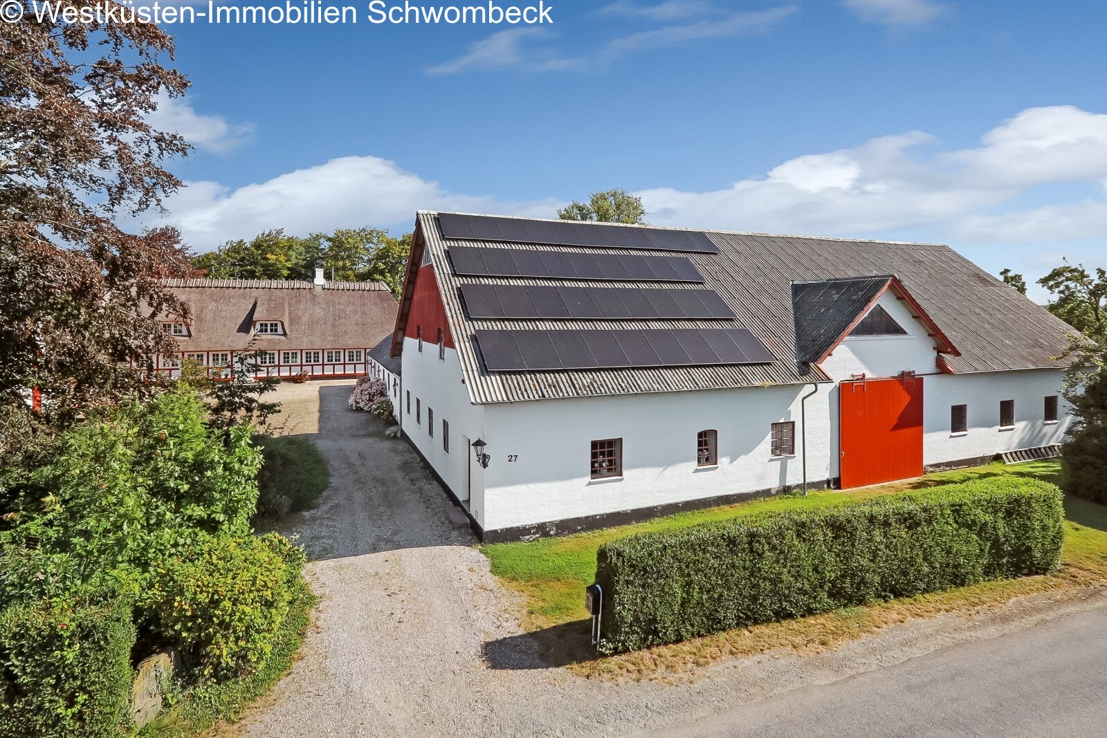 Modernes Energiekonzept mit Photovoltaikanlage und zeitgemäßer Dachkonstruktion
