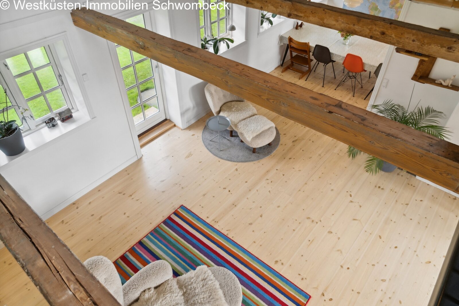 Loft-Galerie mit rustikalen Balkenträgern und flexibler Raumaufteilung