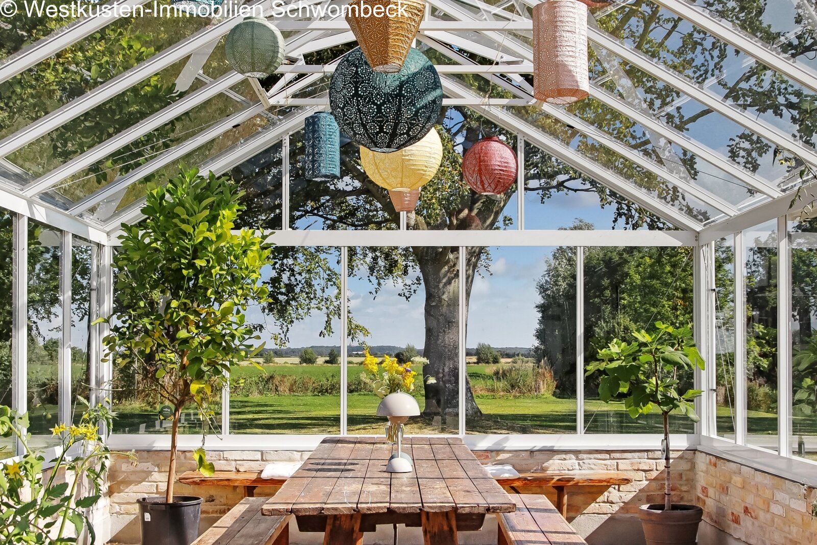 Lichterflutete Wintergarten-Oase mit Stahlrahmenkonstruktion und freiem Landschaftspanorama