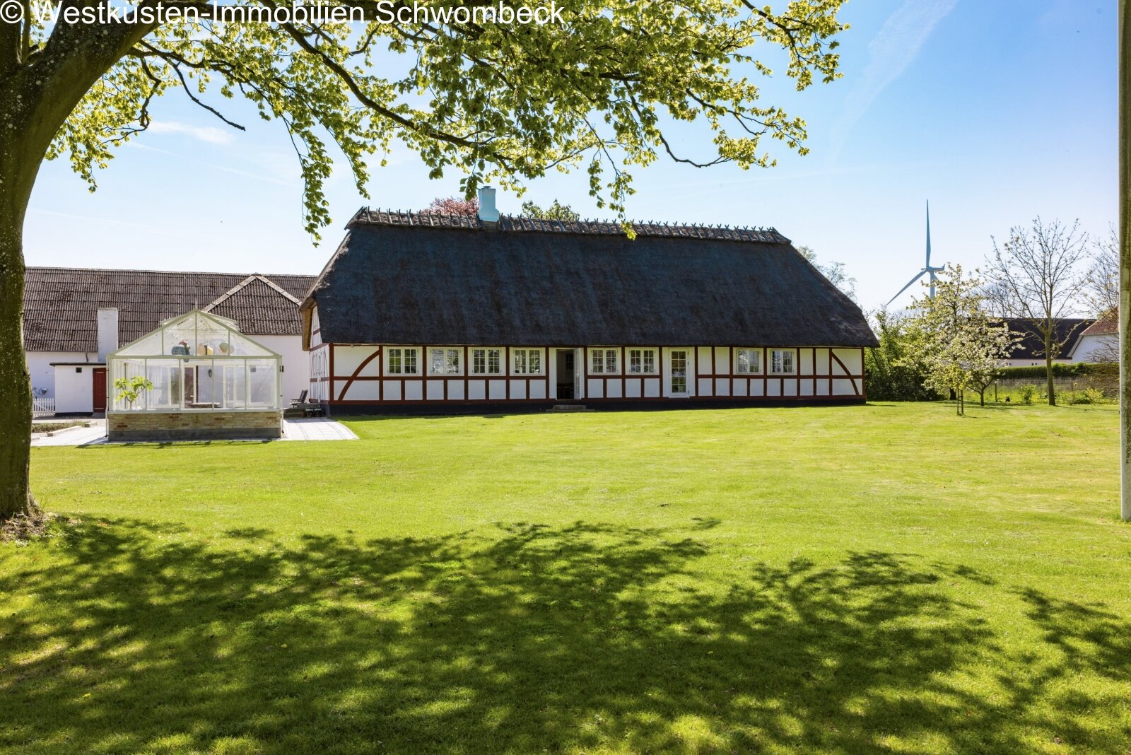 Authentisches Fachwerkensemble mit charaktervollem Reetdach und parkähnlichem Landschaftsgrundstück