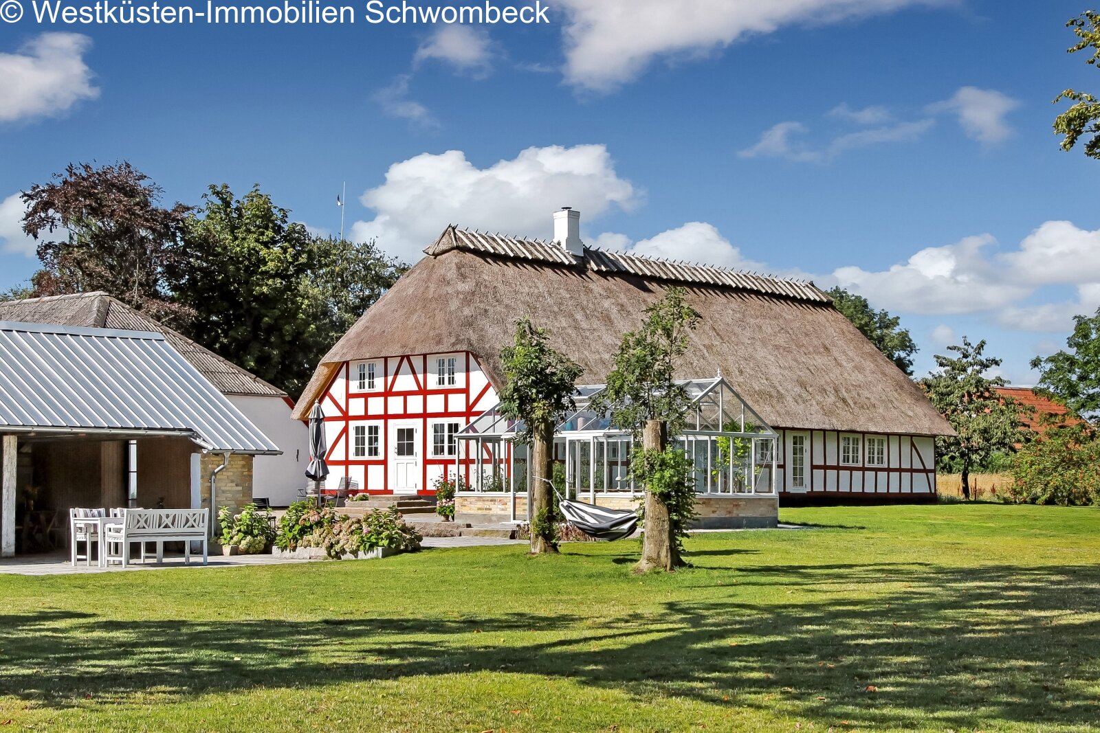Charaktervolles Fachwerkensemble mit authentischem Reetdach und weitläufigem Parkgelände