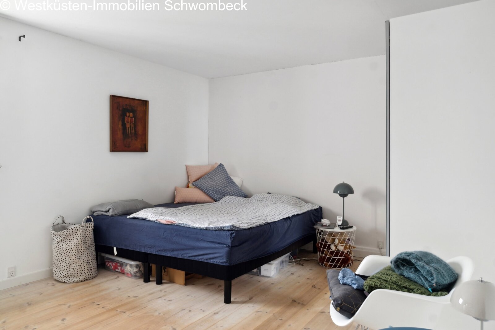 Helles Schlafzimmer mit Holzparkettboden und praktischer Raumtiefe