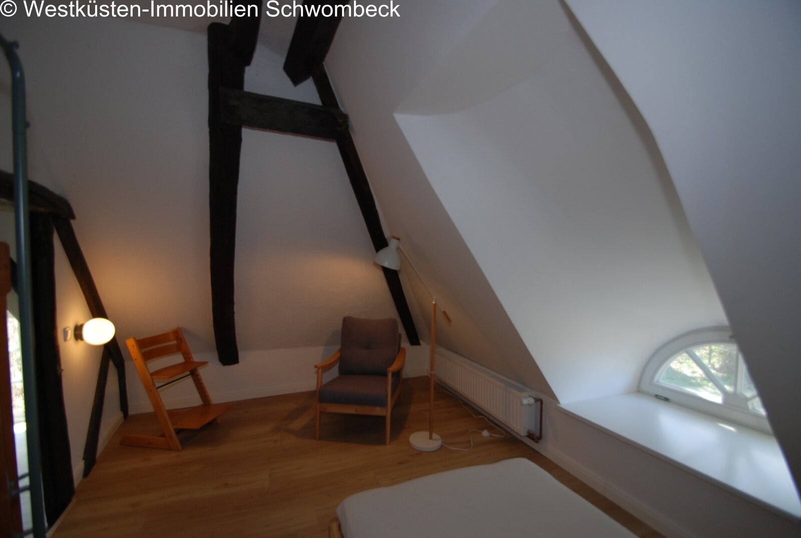 Dachgeschoss-Zimmer mit Spitzbogenfenster und Balkenwerk Dachgeschoss-Zimmer mit Spitzbogenfenster und Balkenwerk