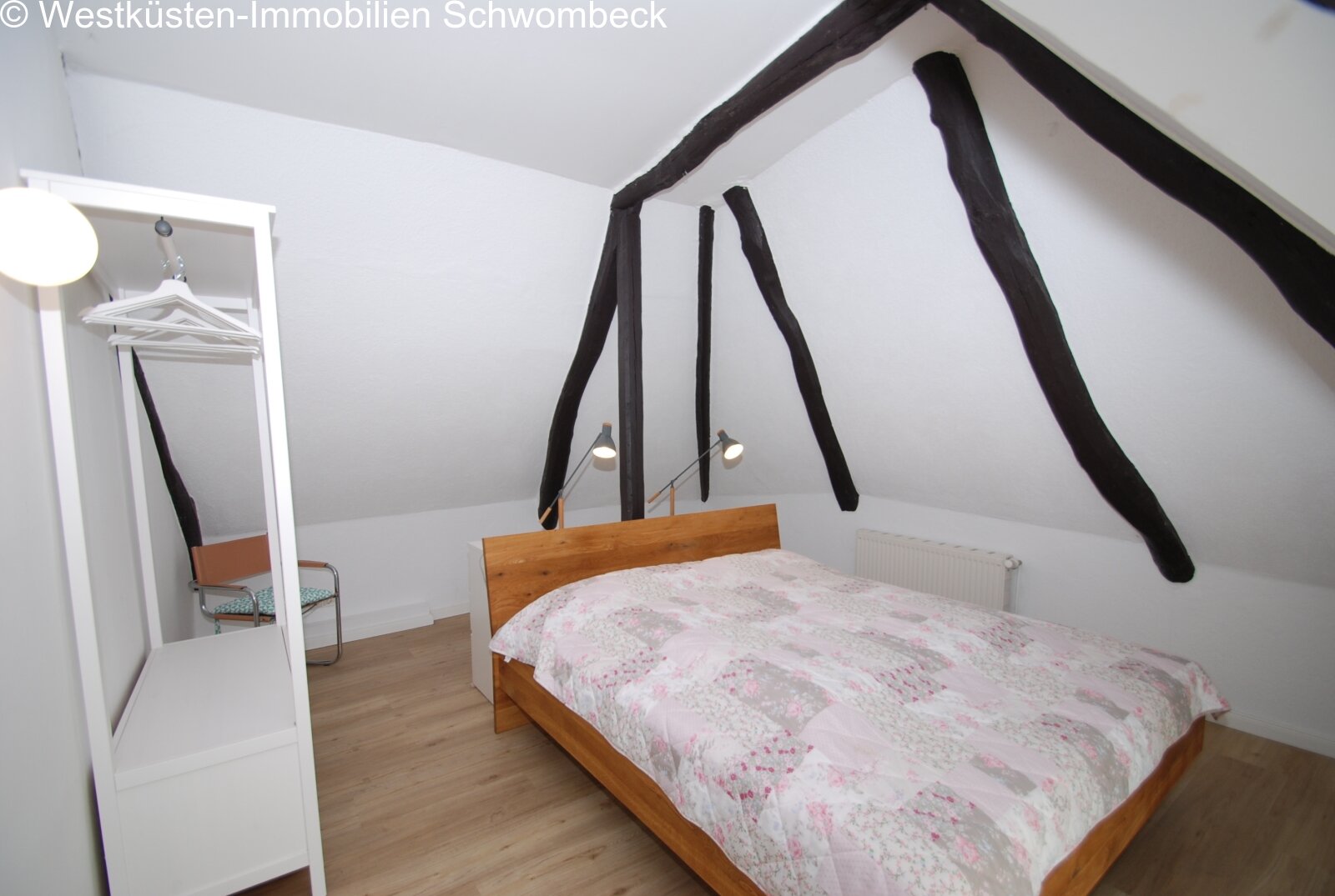 Dachgeschoss-Schlafzimmer mit rustikalen Balken und Spiegelschrank Dachgeschoss-Schlafzimmer mit rustikalen Balken und Spiegelschrank