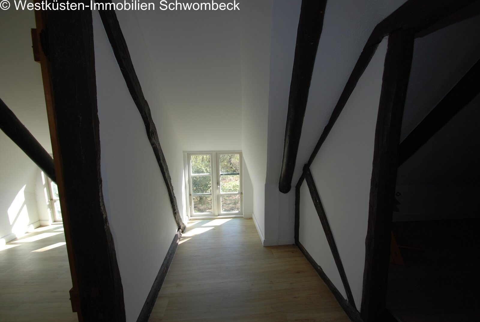 Charaktervoller Dachboden mit rustikalen Balken und Naturlichtdurchflutung Charaktervoller Dachboden mit rustikalen Balken und Naturlichtdurchflutung