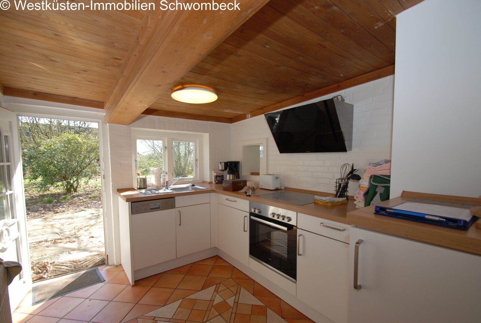 Moderne Küche mit Holzdecke und direktem Gartenausgang Moderne Küche mit Holzdecke und direktem Gartenausgang