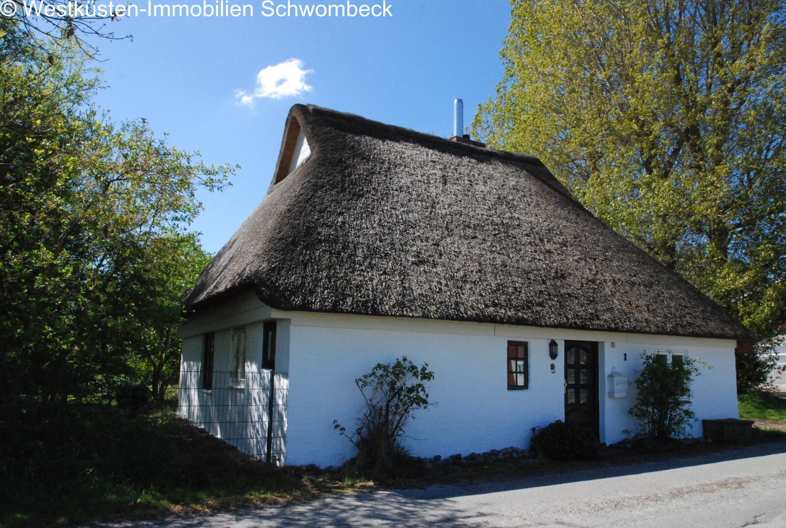 Authentisches Reetdachhaus mit charaktervollem Giebeldach und rustikalem Flair Authentisches Reetdachhaus mit charaktervollem Giebeldach und rustikalem Flair