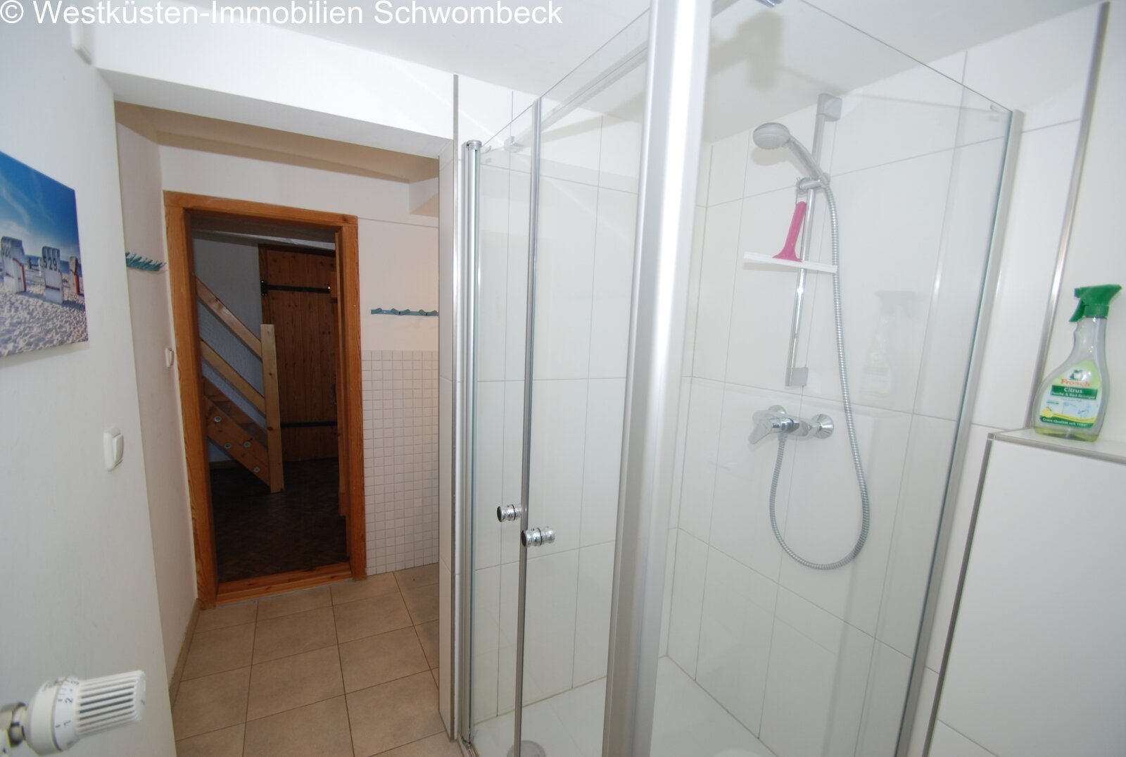 Modernes Badezimmer mit ebenerdiger Dusche und Glasabtrennung Modernes Badezimmer mit ebenerdiger Dusche und Glasabtrennung