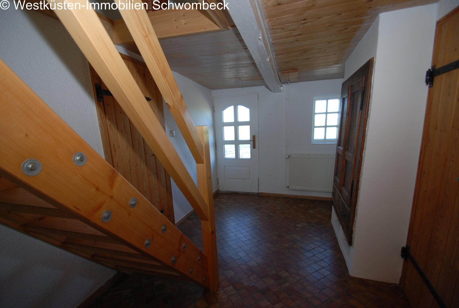 Helles Treppenhaus mit rustikalen Holzbalken und optimaler Wegeführung Helles Treppenhaus mit rustikalen Holzbalken und optimaler Wegeführung