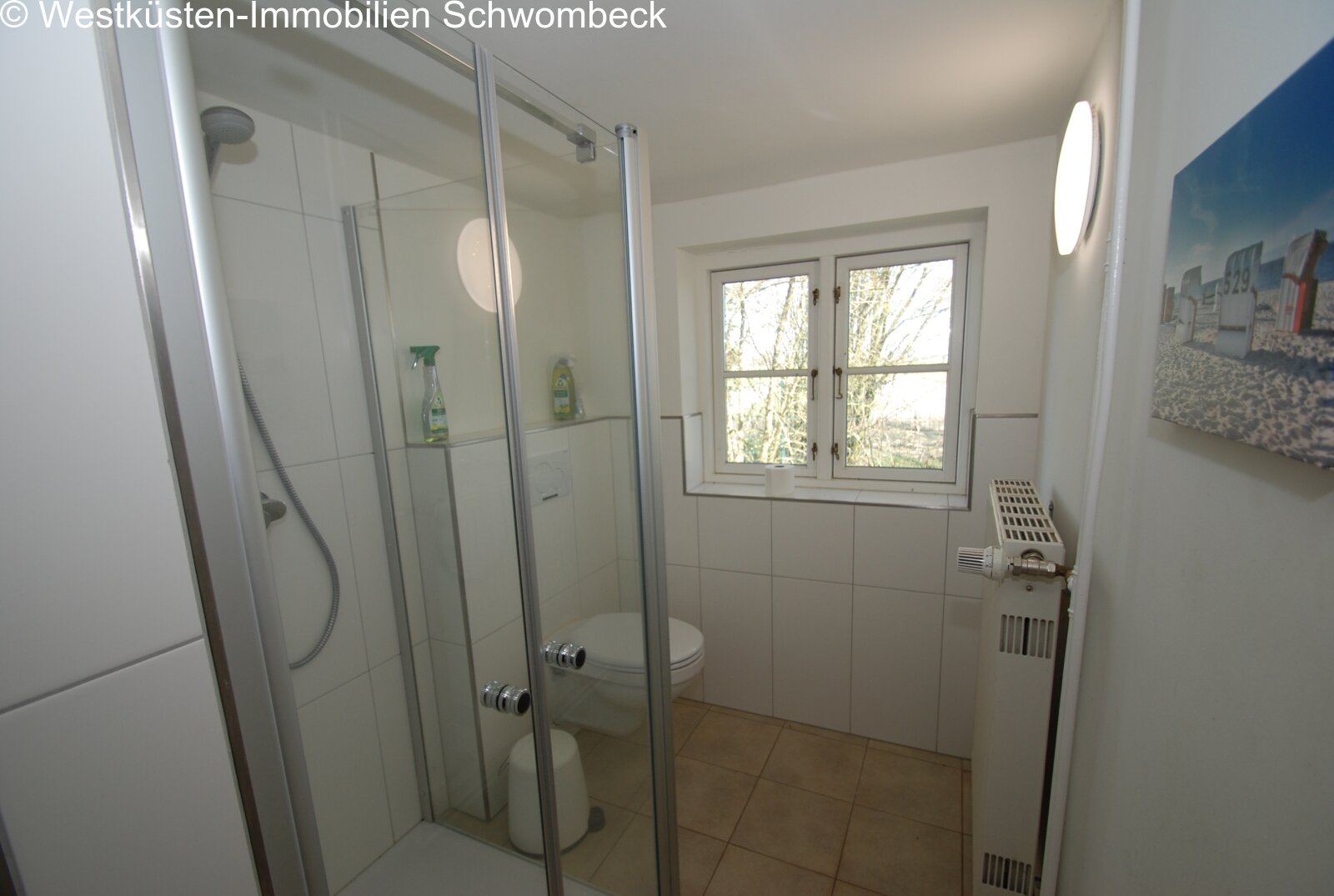 Helles Badezimmer mit bodengleicher Dusche und Fensterbelichtung Helles Badezimmer mit bodengleicher Dusche und Fensterbelichtung
