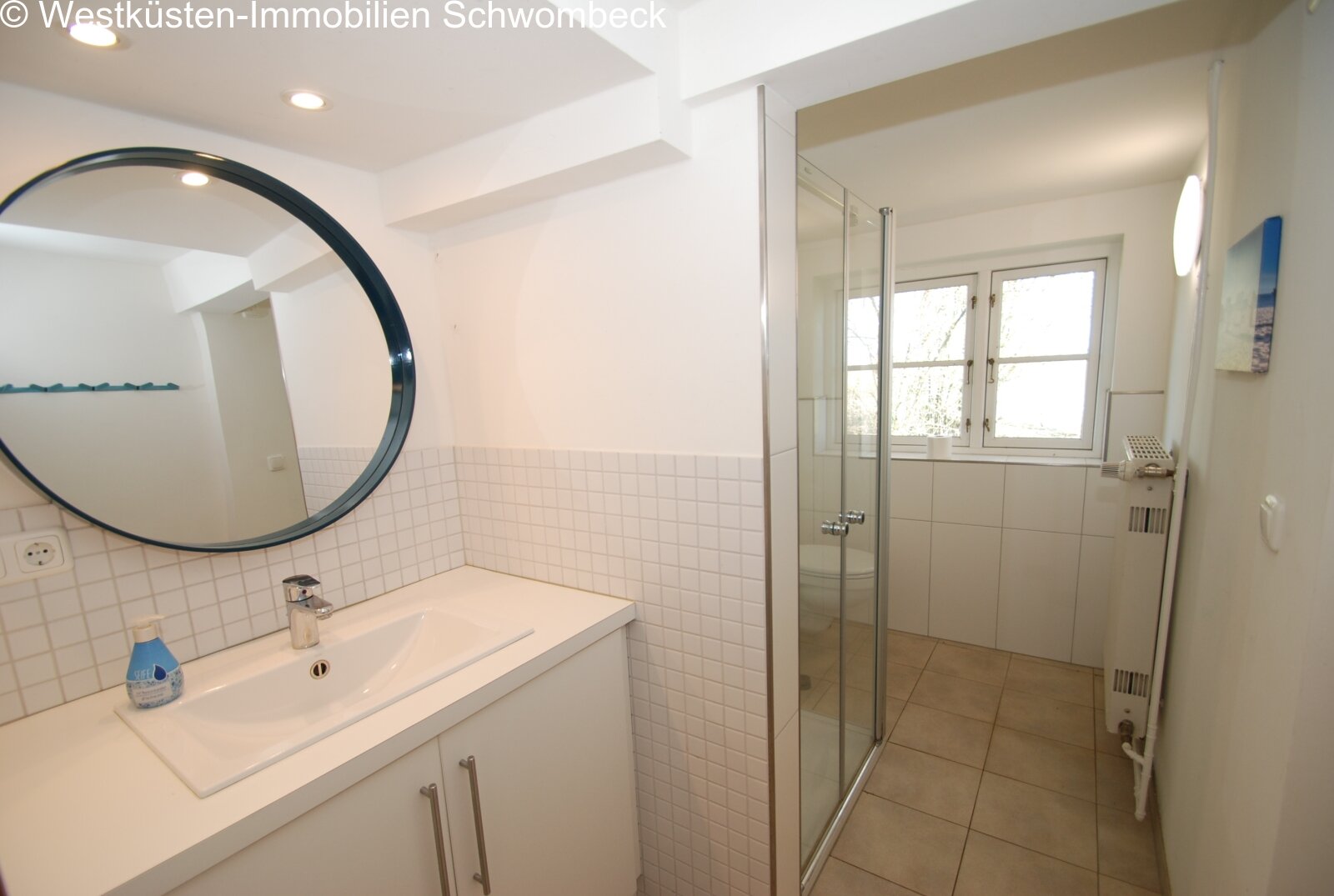 Modernes Badezimmer mit separater Duschkabine und praktischem Waschtischbereich Modernes Badezimmer mit separater Duschkabine und praktischem Waschtischbereich
