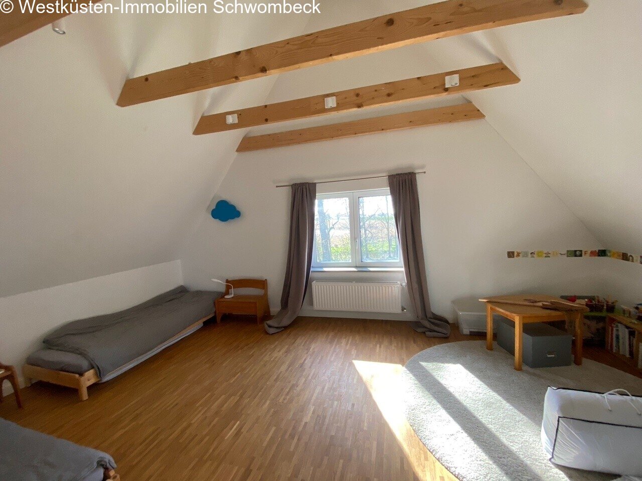 Kinderzimmer mit Holzbalkendecke und Panoramafenster Kinderzimmer mit Holzbalkendecke und Panoramafenster
